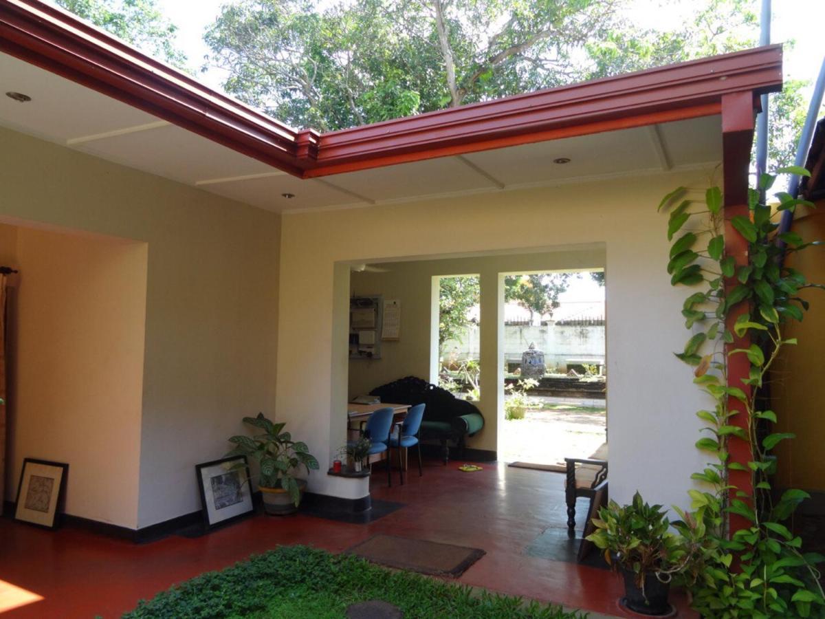 Hotel Shalini Anuradhapura Esterno foto