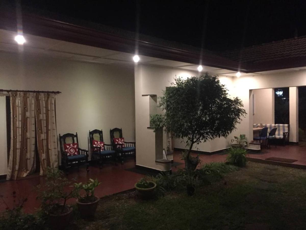 Hotel Shalini Anuradhapura Esterno foto