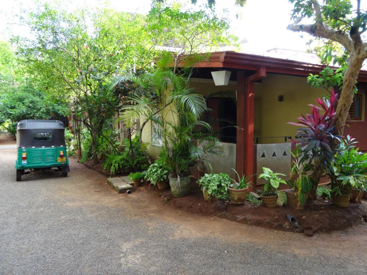 Hotel Shalini Anuradhapura Esterno foto