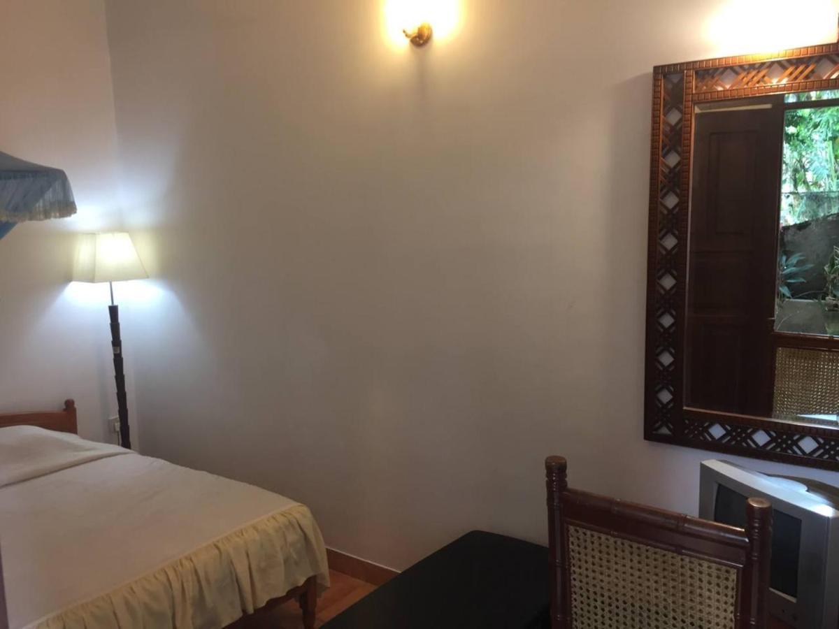 Hotel Shalini Anuradhapura Esterno foto