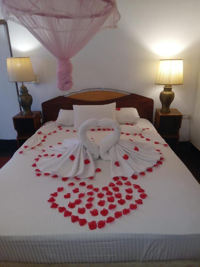 Hotel Shalini Anuradhapura Esterno foto