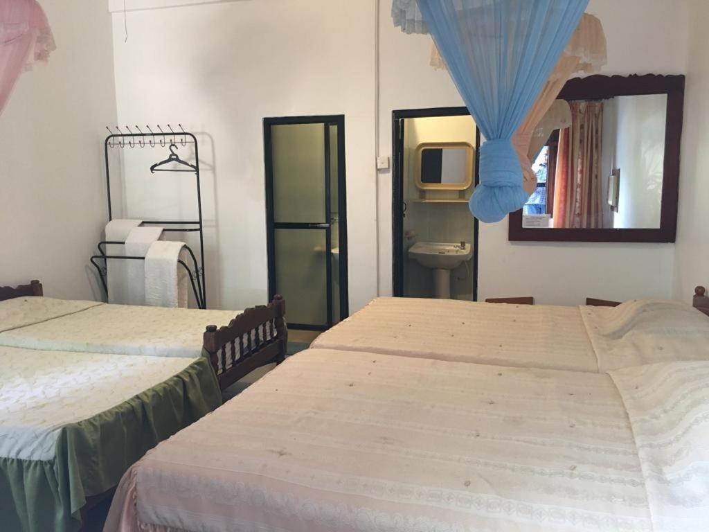 Hotel Shalini Anuradhapura Esterno foto