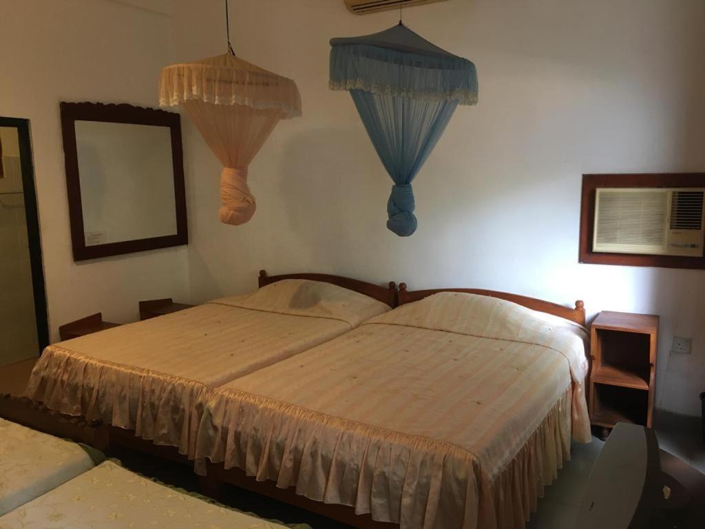 Hotel Shalini Anuradhapura Esterno foto